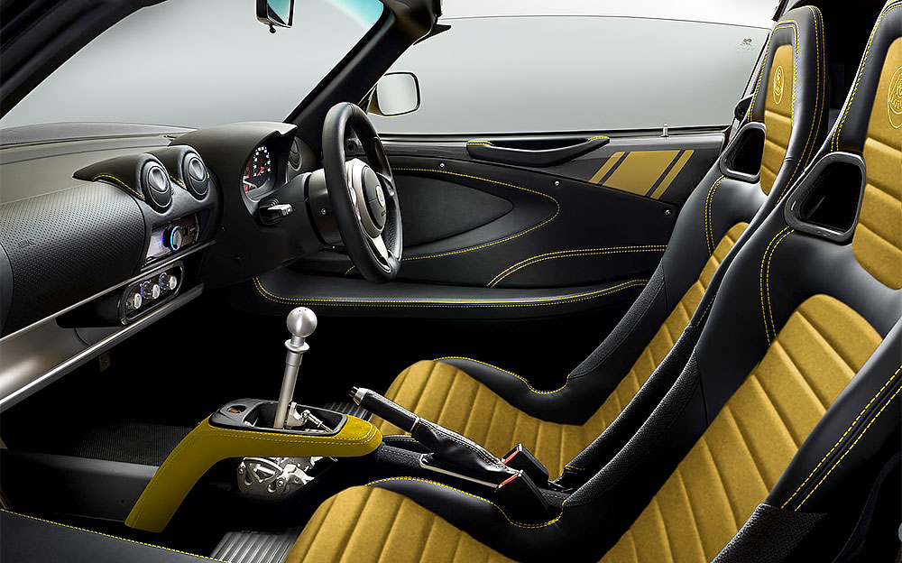 ロータスF1マシンをイメージした「エリーゼ・クラシック・ヘリテージ・エディション」のJPSカラー「ブラック×ゴールド」仕様車の内装