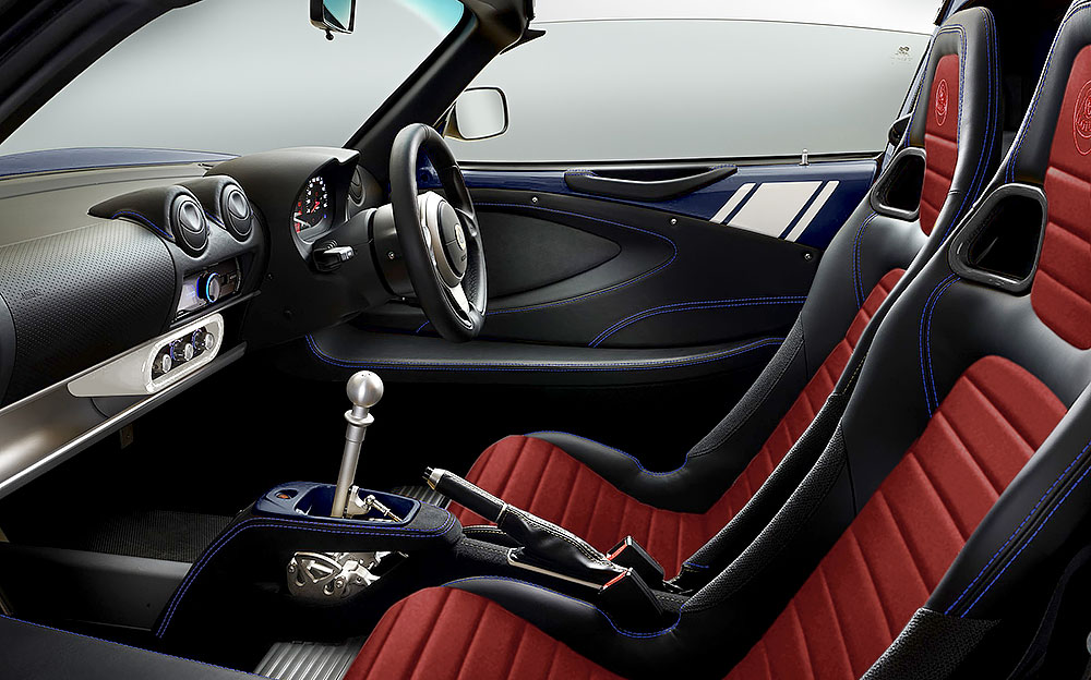 ロータスF1マシンをイメージした「エリーゼ・クラシック・ヘリテージ・エディション」の「ブルー×ホワイト」仕様車の内装