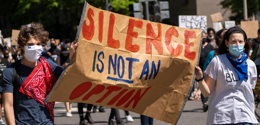 ジョージ・フロイド死亡事件に対して、沈黙という選択肢はない、と訴えるアメリカ国民