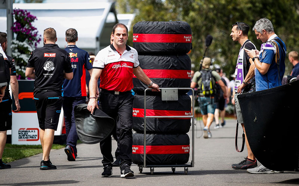 タイヤを運ぶアルファロメオ・レーシングF1のスタッフ、2020年オーストラリアGP