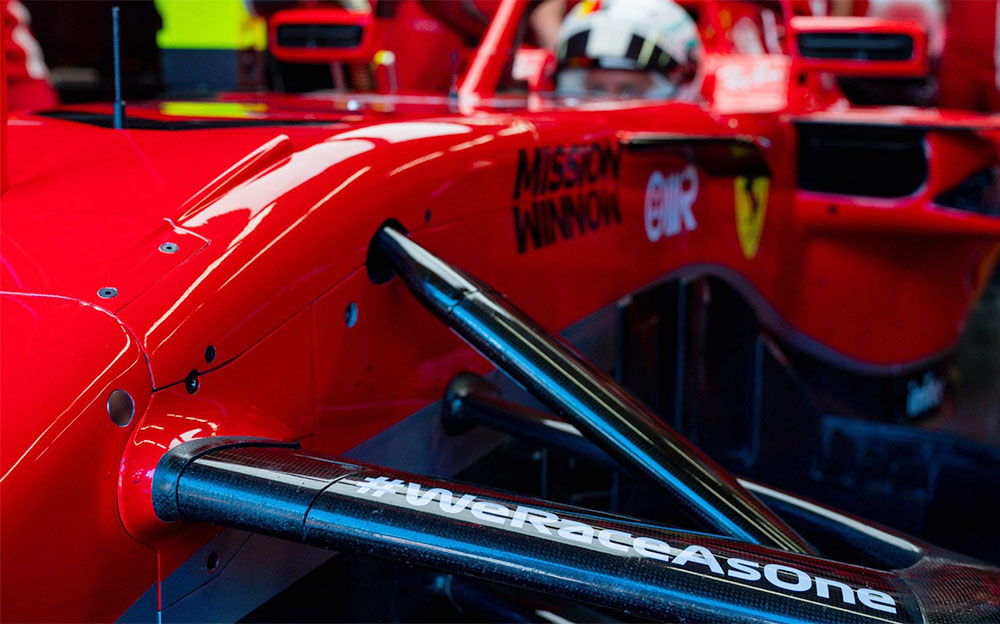 フェラーリ2018年型F1マシン「SF71H」のフロントサスペンションに掲載された#WeRaceAsOne、2020年開幕オーストリアGPに向けたフェラーリのプライベートテストにて