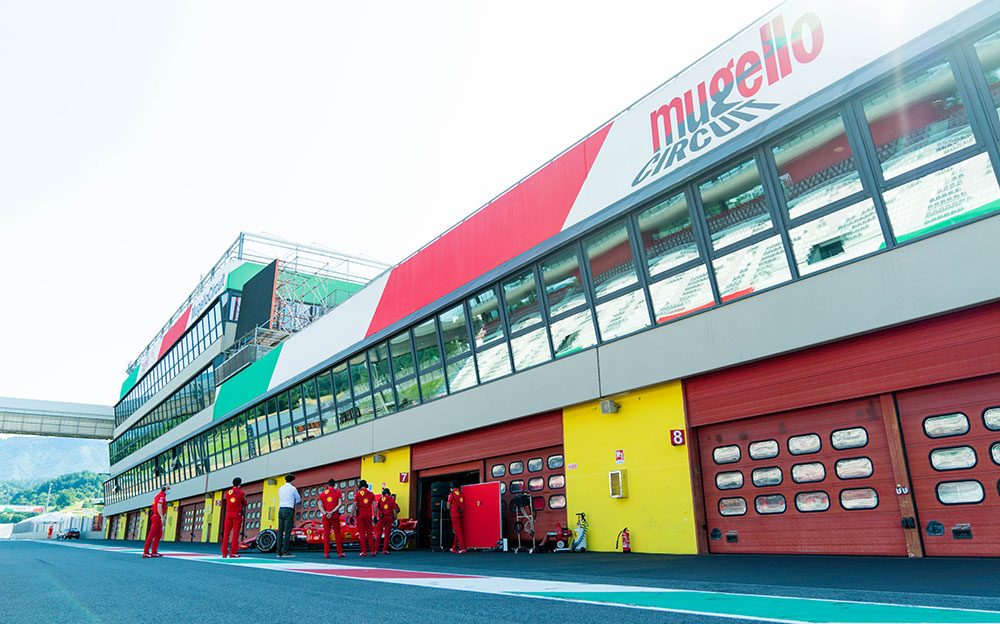 ムジェロ・サーキットのピットビルディング、2020年開幕オーストリアGPに向けたフェラーリのプライベートテストにて
