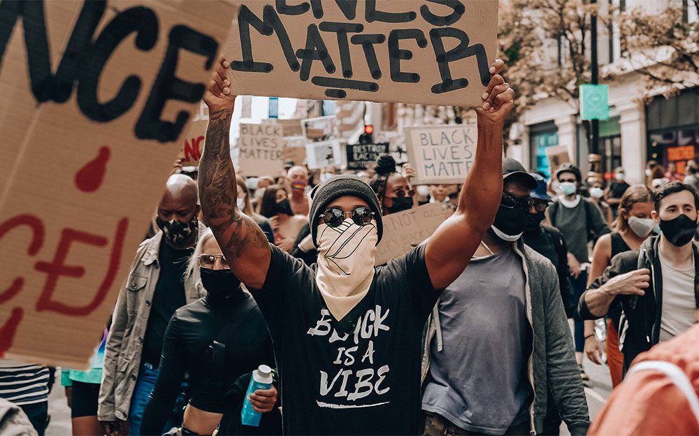 英国ロンドンのハイド・パークにて行われた「Black Lives Matter」のデモに参加するメルセデスAMGのルイス・ハミルトン