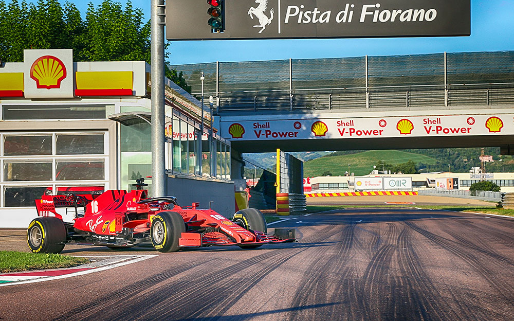 フィオラノサーキットを走行するフェラーリのシャルル・ルクレール