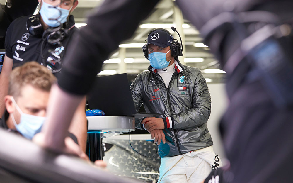 マスクを着用してガレージ内での作業を見守るバルテリ・ボッタス、メルセデスAMG シルバーストン・テスト初日