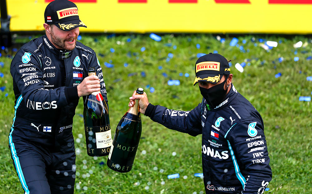 シャンパン片手に1-2フィニッシュの健闘を称え合うメルセデスのルイス・ハミルトンとバルテリ・ボッタス、2020年F!シュタイアーマルクGP