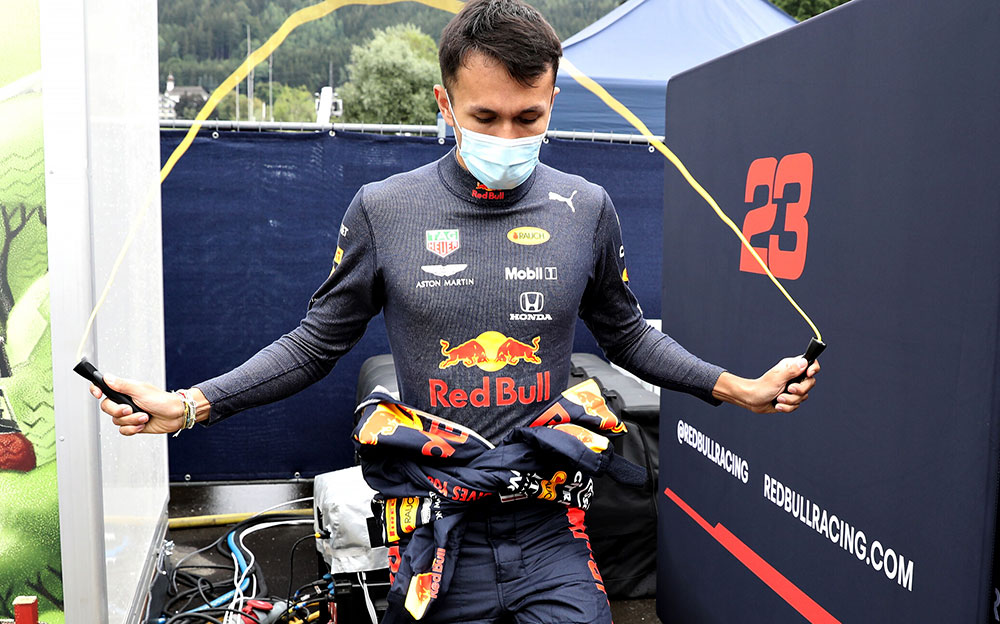 セッションに向けて縄跳びで調整するレッドブル・ホンダのアレックス・アルボン、2020年F1オーストリアGP初日
