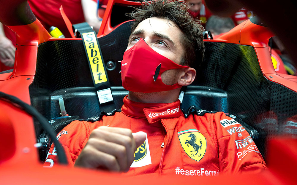 マスクを着用してSF1000のコックピットに座るスクーデリア・フェラーリのシャルル・ルクレール、2020年F1オーストリアGP初日