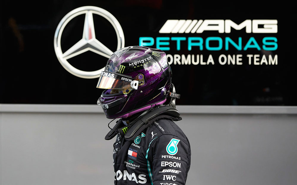 ヘルメットを被るルイス・ハミルトン、2020年F1オーストリアGP初日フリー走行