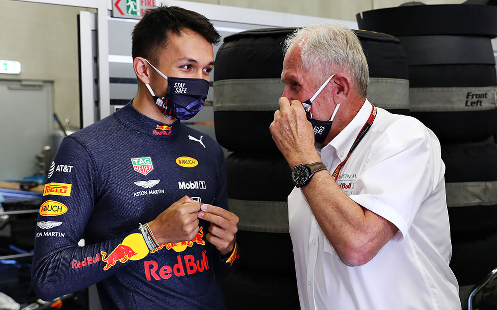 ヘルムート・マルコとマスク越しに会話するレッドブル・ホンダのアレックス・アルボン、2020年F1オーストリアGP2日目