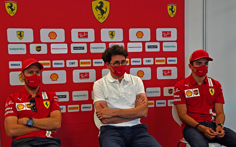 メディアセッションに臨むスクーデリア・フェラーリのセバスチャン・ベッテル、マッティア・ビノット代表、シャルル・ルクレールの3名、2020年F1オーストリアGP決勝