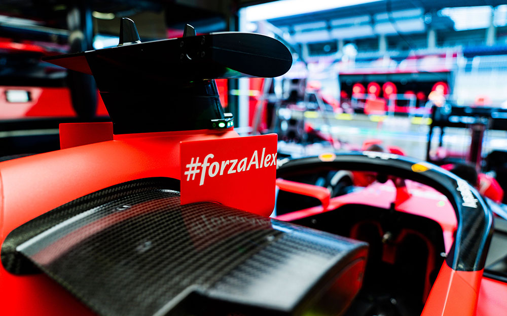 フェラーリSF1000に添えられたアレックス・ザナルディを応援する#ForzaAlexのメッセージ