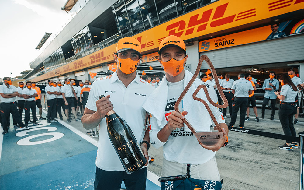 キャリア初の表彰台を喜ぶマクラーレンのランド・ノリスとそれを祝福するカルロス・サインツ、2020年F1オーストリアGP