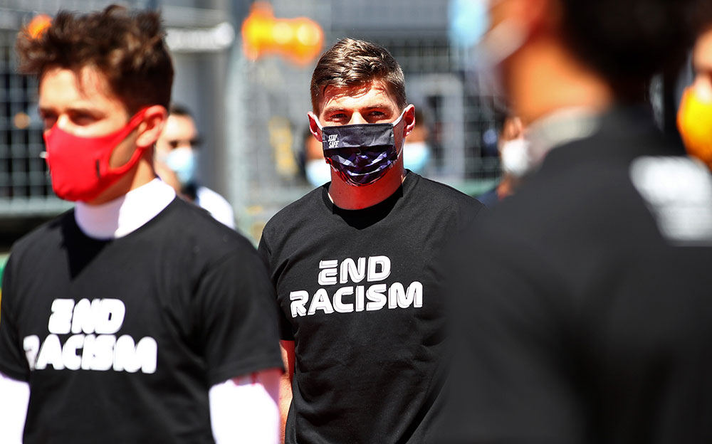 「End Racism」のメッセージが入った黒いTシャツを来て決勝レーススタート前のグリッドに立つレッドブル・ホンダのマックス・フェルスタッペン、2020年F1オーストリアGPにて