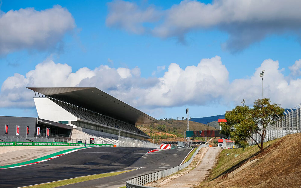 アルガルベ・サーキットのホームストレートとグランドスタンド、2020年F1ポルトガルGP