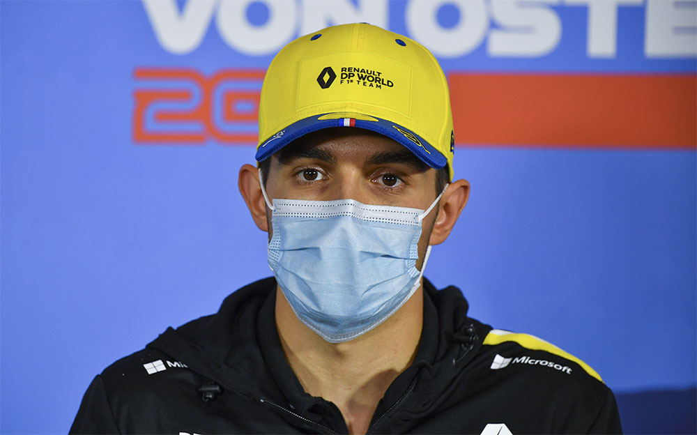 マスクを着用して2020年F1オーストリアGPのプレスカンファレンスに出席したルノーのエステバン・オコン