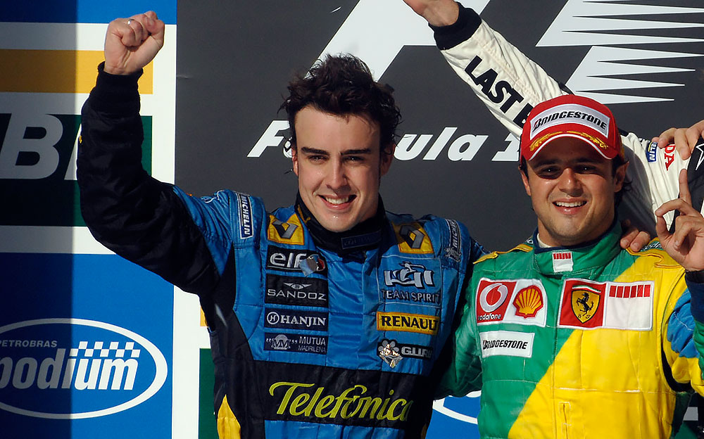 2006年F1ブラジルGPで表彰台に上がるルノーのフェルナンド・アロンソとフェリペ・マッサ