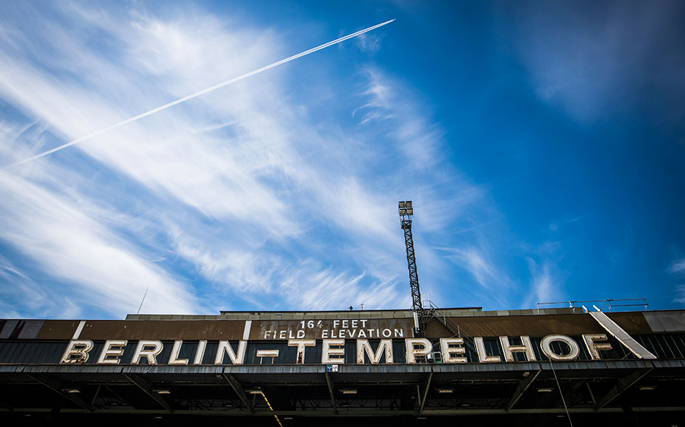 フォーミュラEの舞台、ドイツ・ベルリンの旧テンペルホーフ空港の看板