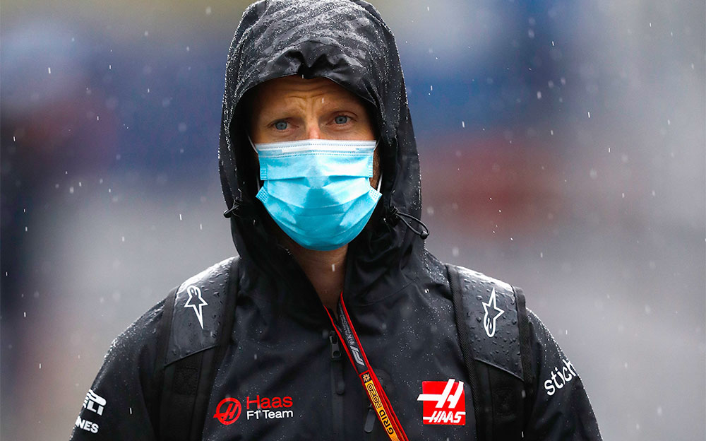 カッパを着て雨の中を歩くハースのロマン・グロージャン、2020年F1シュタイアーマルクGP