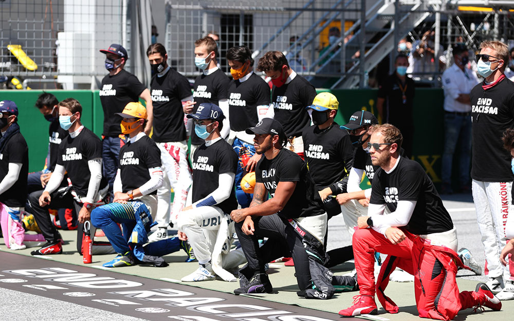 2020年F1オーストリアGPのグリッドセレモニーで反人種差別を訴えるため膝をつくF1ドライバー