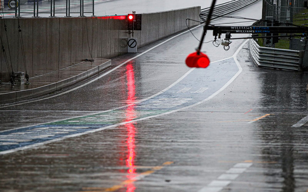 濡れたレッドブル・リンクのピットレーン、2020年F1シュタイアーマルクGP 2日目