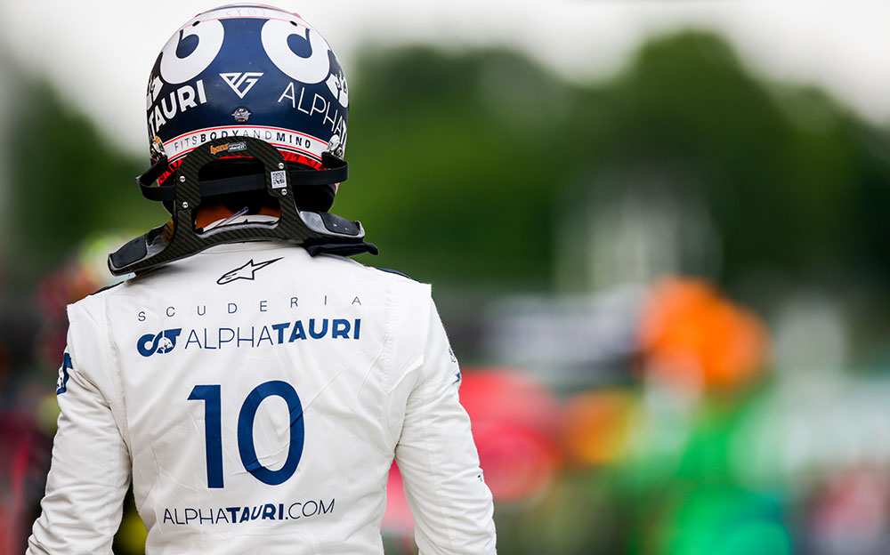 ヘルメットを被りピットを歩くアルファタウリ・ホンダのピエール・ガスリーの後ろ姿、2020年F1ハンガリーGP予選にて