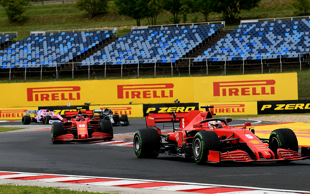インターミディエイトタイヤを履いてハンガロリンクを走行する2台のフェラーリSF1000、2020年F1ハンガリーGP決勝レース