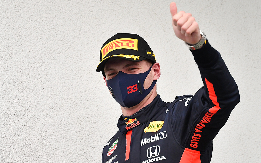 2020年F1ハンガリーGP決勝の表彰台の上で親指を立てるレッドブル・ホンダのマックス・フェルスタッペン