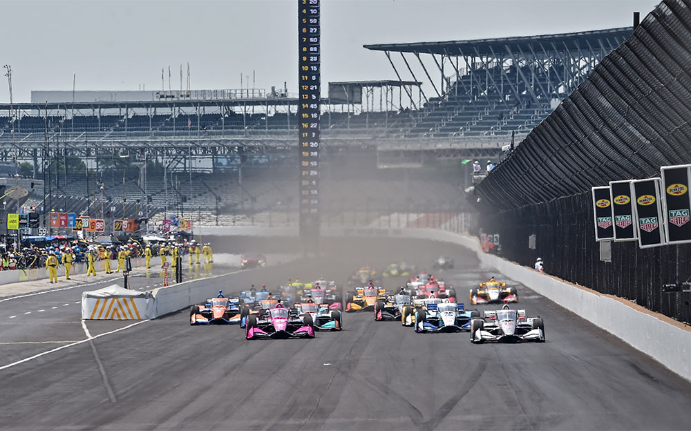 2020年インディカー・シリーズ第2戦GMRグランプリ決勝スタート直後の様子、インディアナポリス・モーター・スピードウェイにて