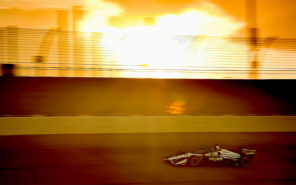 夕日をバックに走行するレイホール・レターマン・ラニガン・レーシングの佐藤琢磨、2020インディカー・シリーズ第6戦アイオワ250