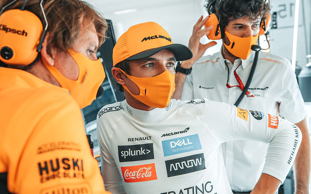 オレンジ色のマスクを着用するマクラーレンのランド・ノリス、2020年F1オーストリアGPにて