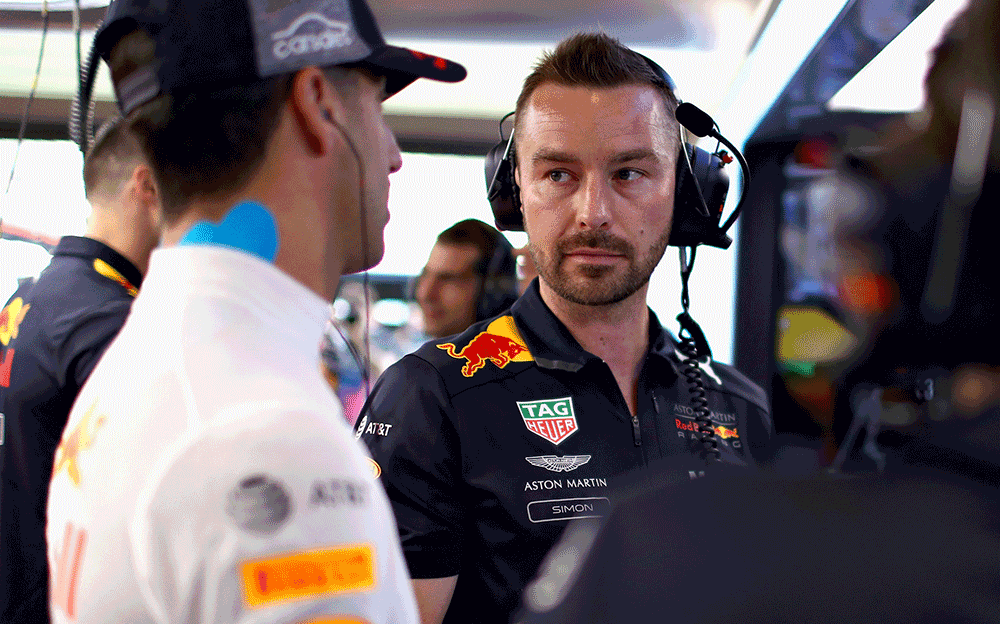 ダニエル・リカルドを会話するレッドブル・レーシングのサイモン・レニー、2018年F1アブダビGPにて