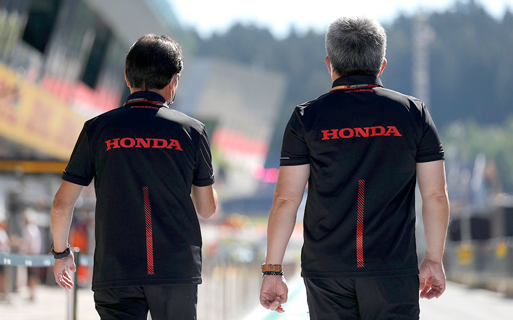 ホンダF1の田辺豊治テクニカル・ディレクターと山本雅史マネージング・ディレクターの背中、2020年F1シュタイアーマルクGPにて