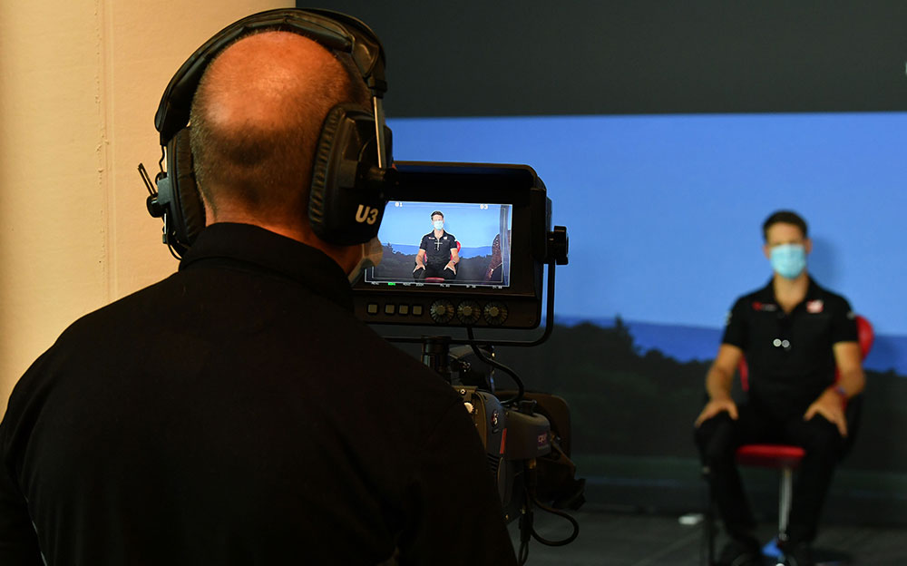F1オーストリアGPの記者会見に出席するハースのロマン・グロージャンを撮影するテレビカメラ