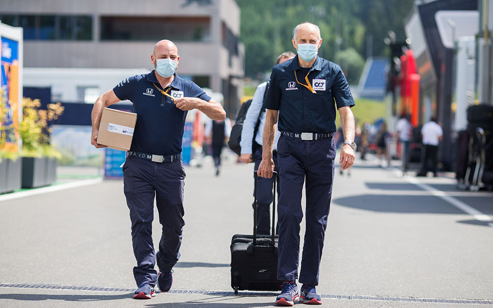 マスクを着用してレッドブル・リンクを歩くアルファタウリ・ホンダのフランツ・トスト代表、2020年F1オーストリアGPにて