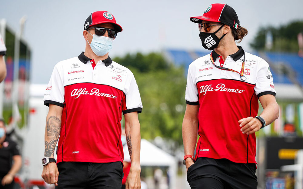 マスクを着用して並んで歩くアルファロメオ・レーシングのキミ・ライコネンとアントニオ・ジョビナッツィ