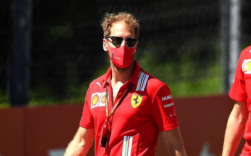 マスクを着用してレッドブル・リンクを歩くスクーデリア・フェラーリのセバスチャン・ベッテル、2020年F1オーストリアGPにて