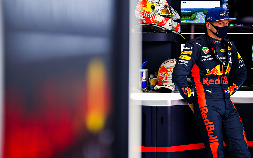 ガレージ内の机にもたれ掛かるレッドブル・ホンダのマックス・フェルスタッペン、2020年F1ベルギーGP初日にて