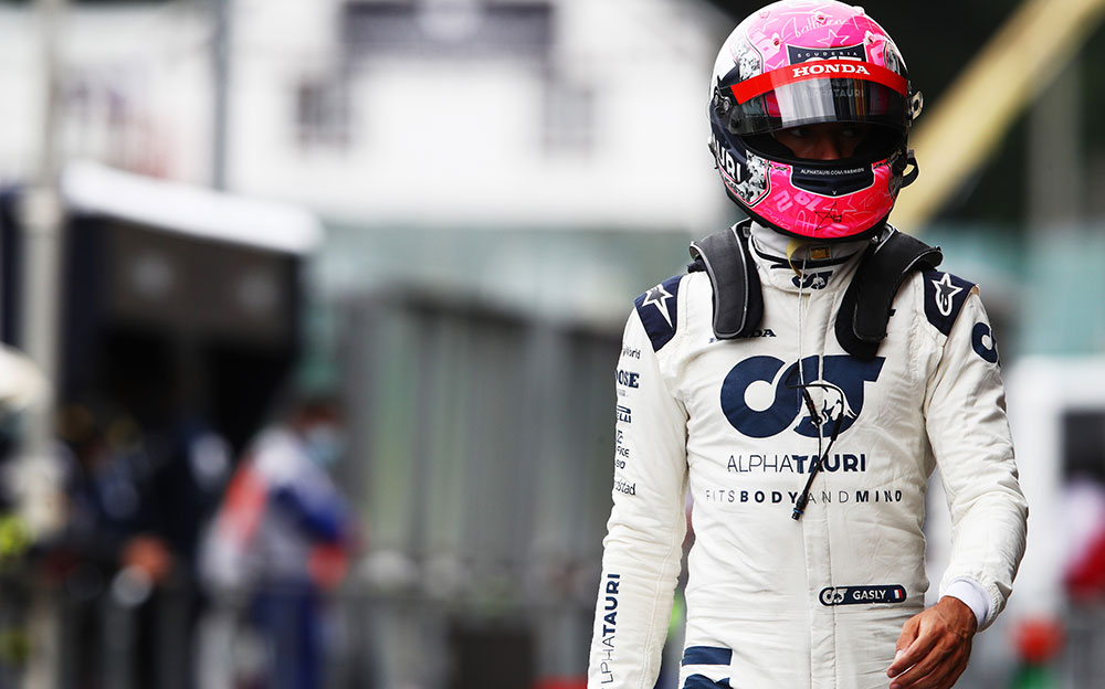 故アントワーヌ・ユベールを追悼するスペシャルヘルメットを被りピットを歩くアルファタウリ・ホンダのピエール・ガスリー、2020年F1ベルギーGP予選後
