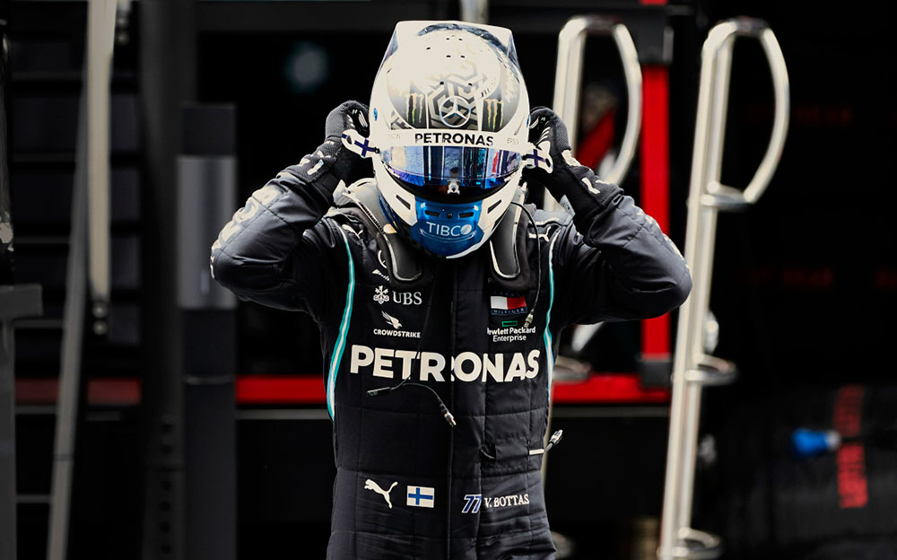 黒色のレーシングスーツを着用するメルセデスのバルテリ・ボッタス