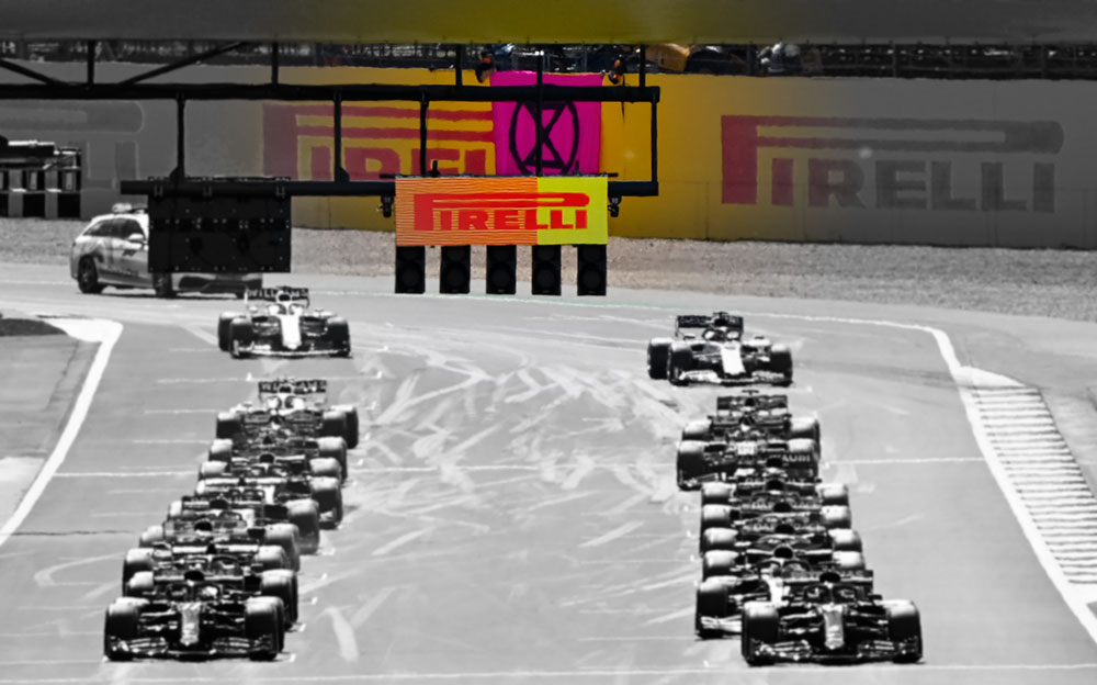 2020年F1イギリスGPの会場となったシルバーストーン・サーキットに掲げられたエクスティンクション・リベリオンの横断幕