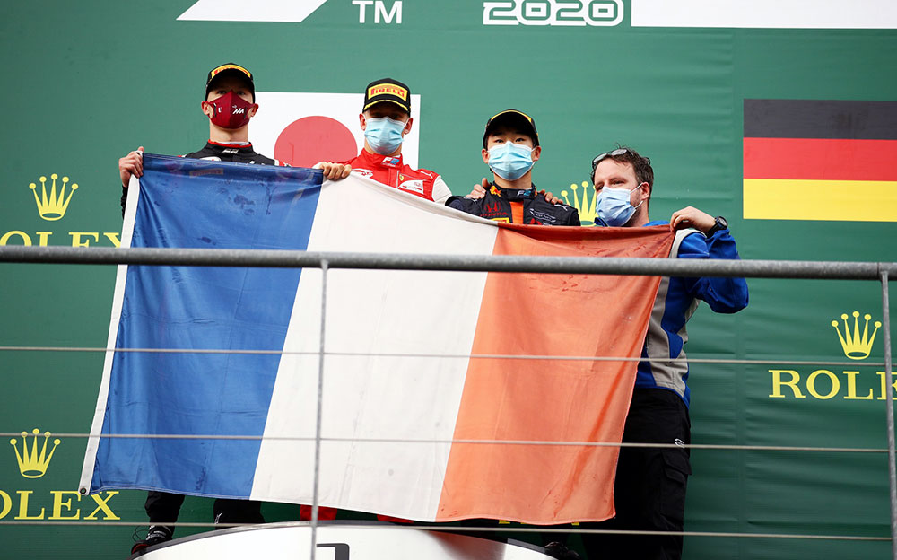 2020年FIA-F2選手権スパ・レース1で表彰台に上がり、故アントワーヌ・ユベールを追悼する角田裕毅、ニキータ・マゼピン、ミック・シューマッハ