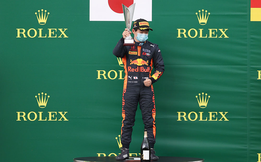 2020年FIA-F2選手権スパ・レース1で優勝して表彰台に上る角田裕毅