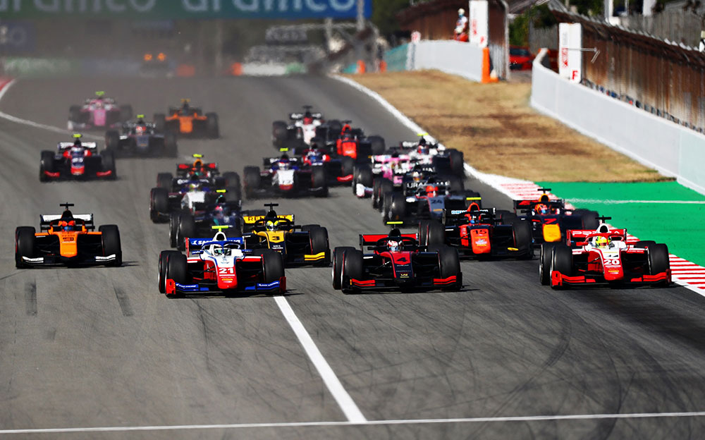 2020年FIA-F2選手権スペインのレース1のスタート直後のホームストレートの様子