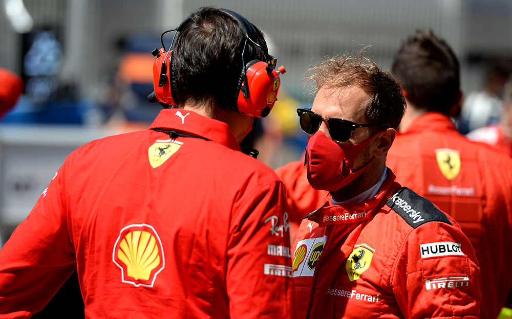 レースエンジニアのリカルド・アダミと会話するフェラーリのセバスチャン・ベッテル
