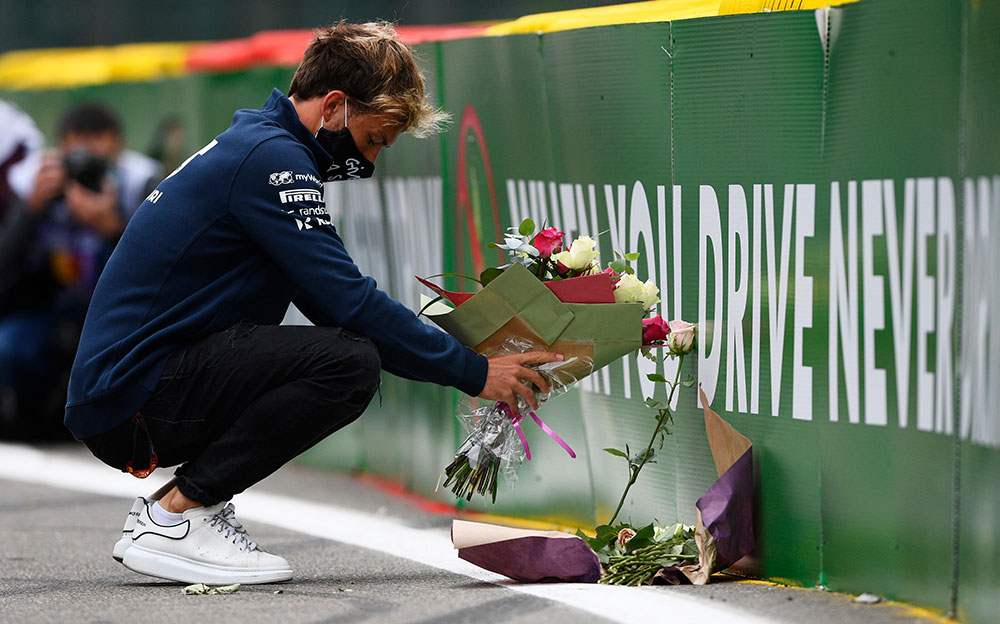 亡き友アントワーヌ・ユベールの事故死現場に花を手向けるアルファタウリ・ホンダのピエール・ガスリー、2020年F1ベルギーGPにて