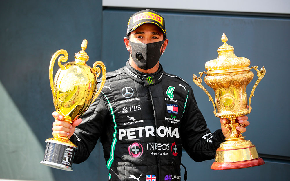 2020年イギリスGPの優勝トロフィーを掲げるメルセデスのルイス・ハミルトン