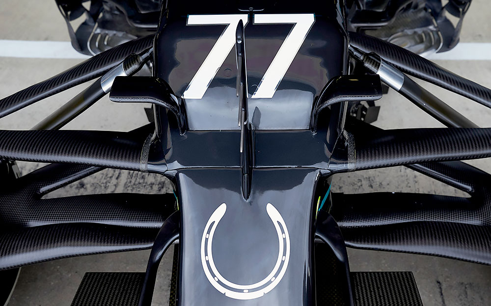 故スターリング・モスを追悼する意味でメルセデス「W11」に掲げられた馬蹄形のエンブレム、70周年記念GPにて