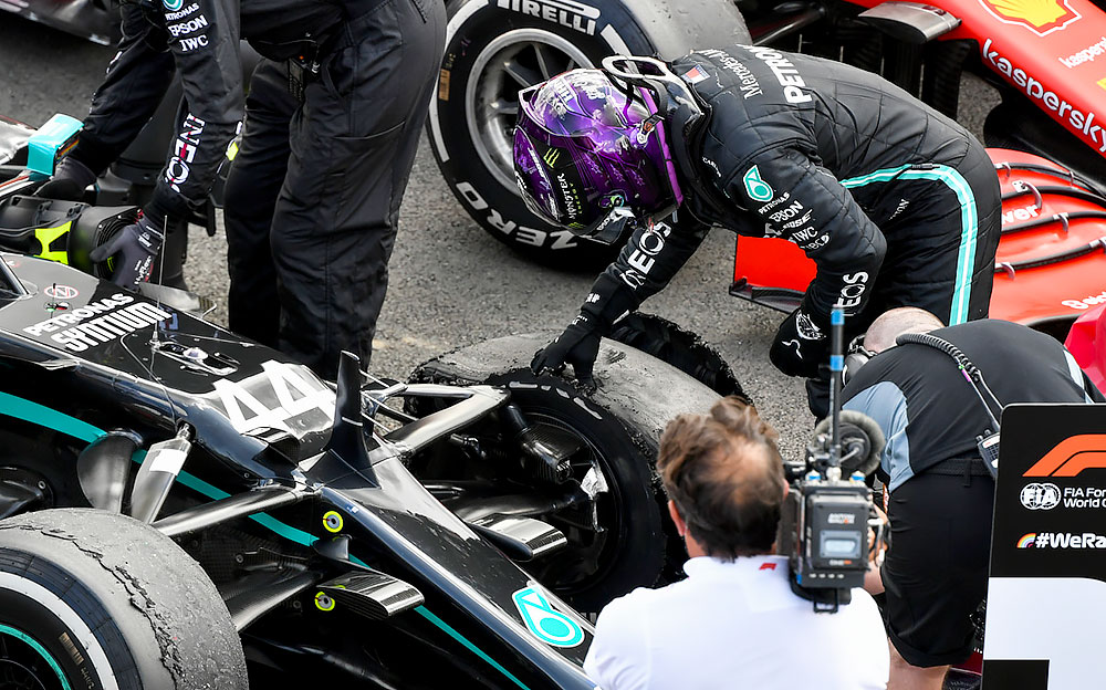 パンクして破壊された左フロントタイヤを見るメルセデスのルイス・ハミルトン、2020年F1イギリスGP決勝レース後