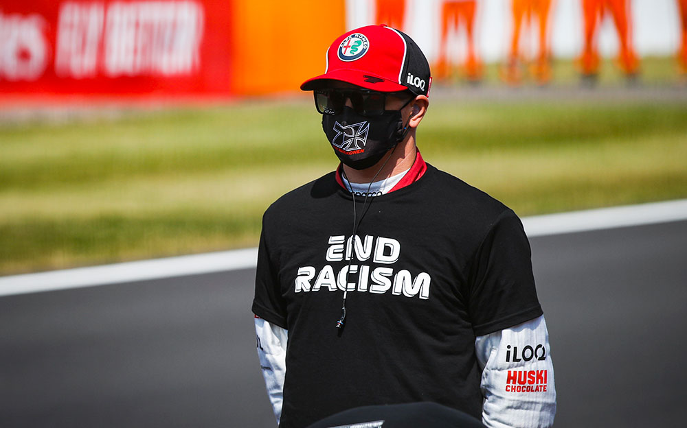 END RacismのTシャツを来て70周年記念GPのレース前セレモニーに参加したアルファロメオ・レーシングのキミ・ライコネン